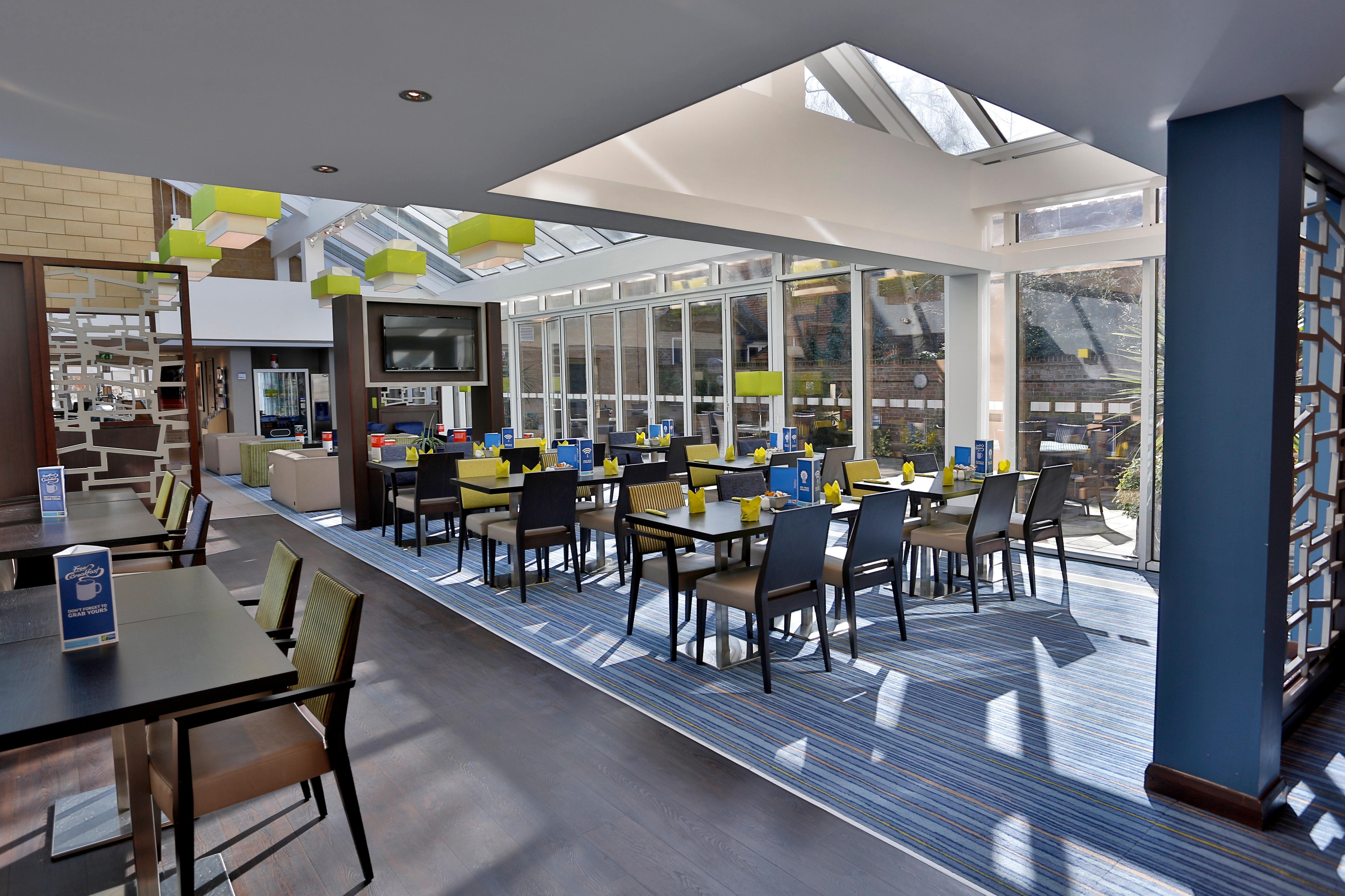 Holiday Inn Express Windsor By Ihg Ngoại thất bức ảnh