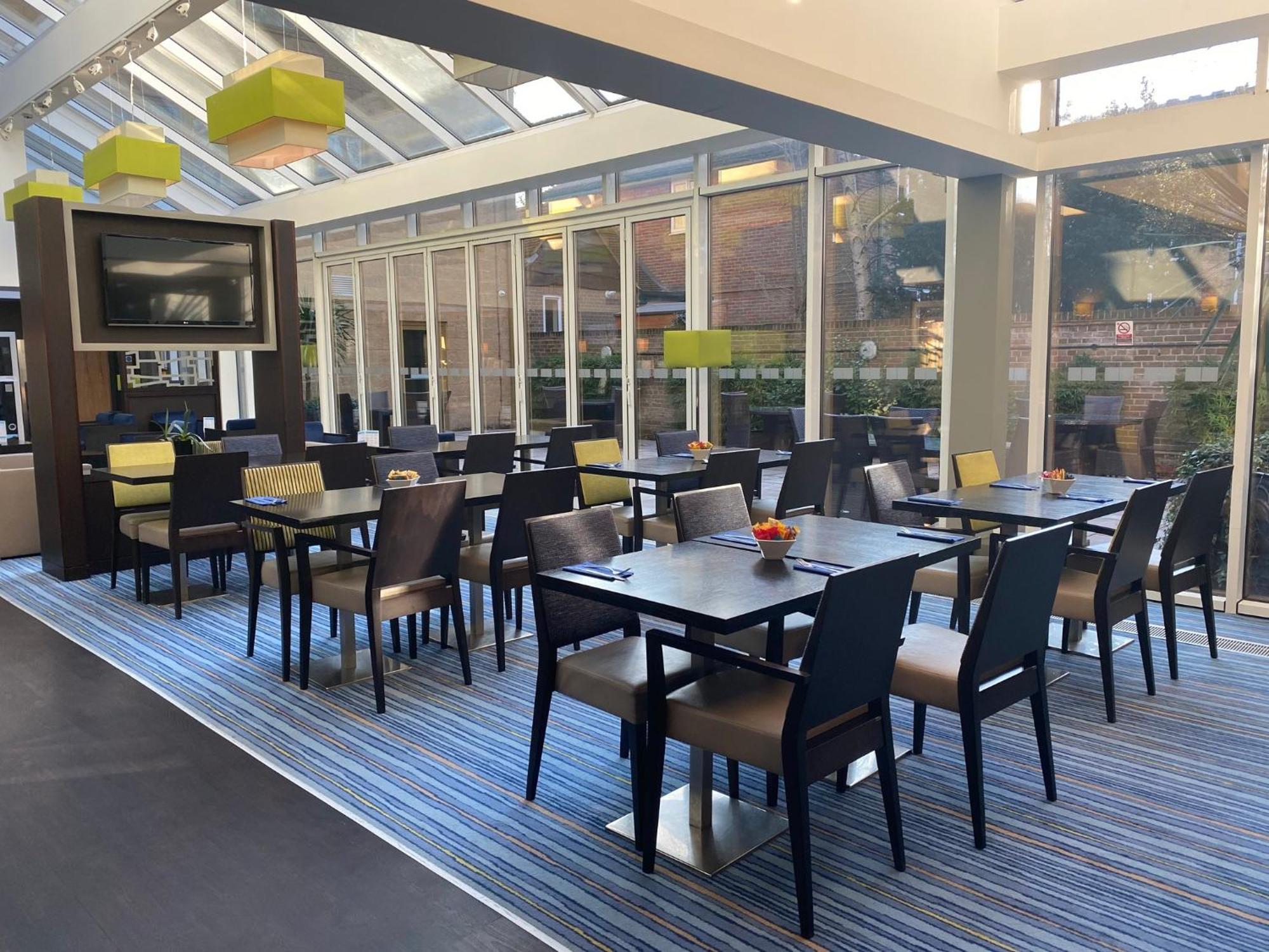 Holiday Inn Express Windsor By Ihg Ngoại thất bức ảnh