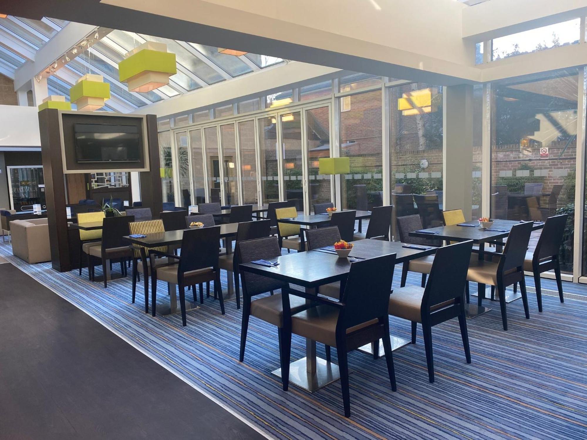 Holiday Inn Express Windsor By Ihg Ngoại thất bức ảnh