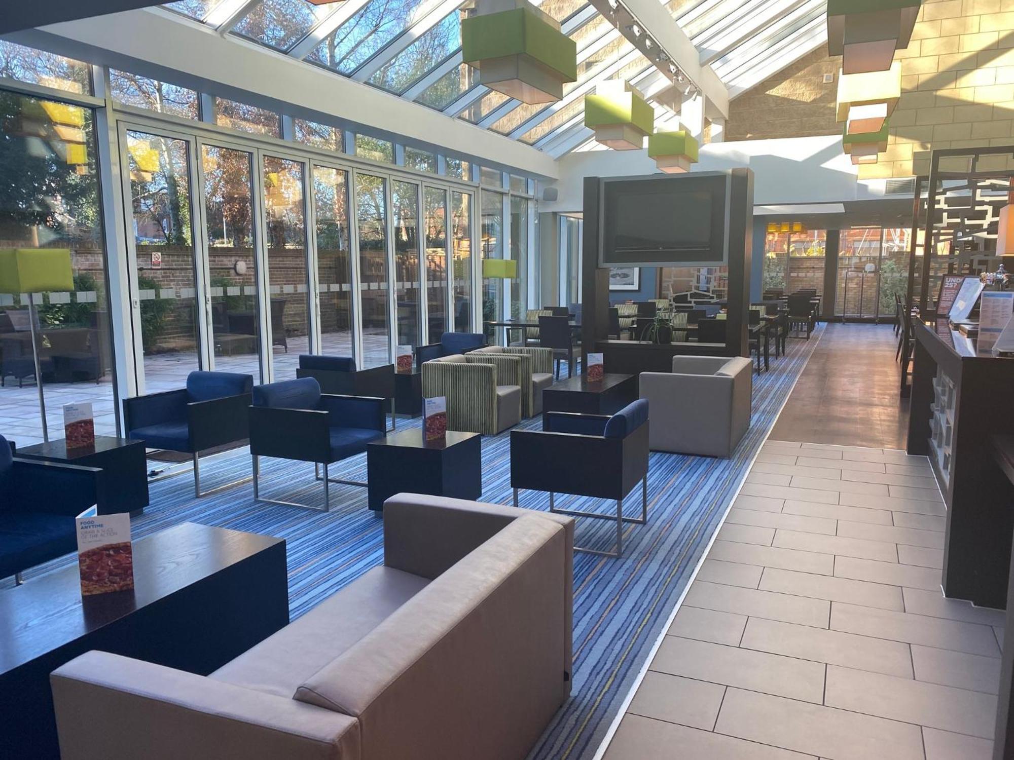 Holiday Inn Express Windsor By Ihg Ngoại thất bức ảnh