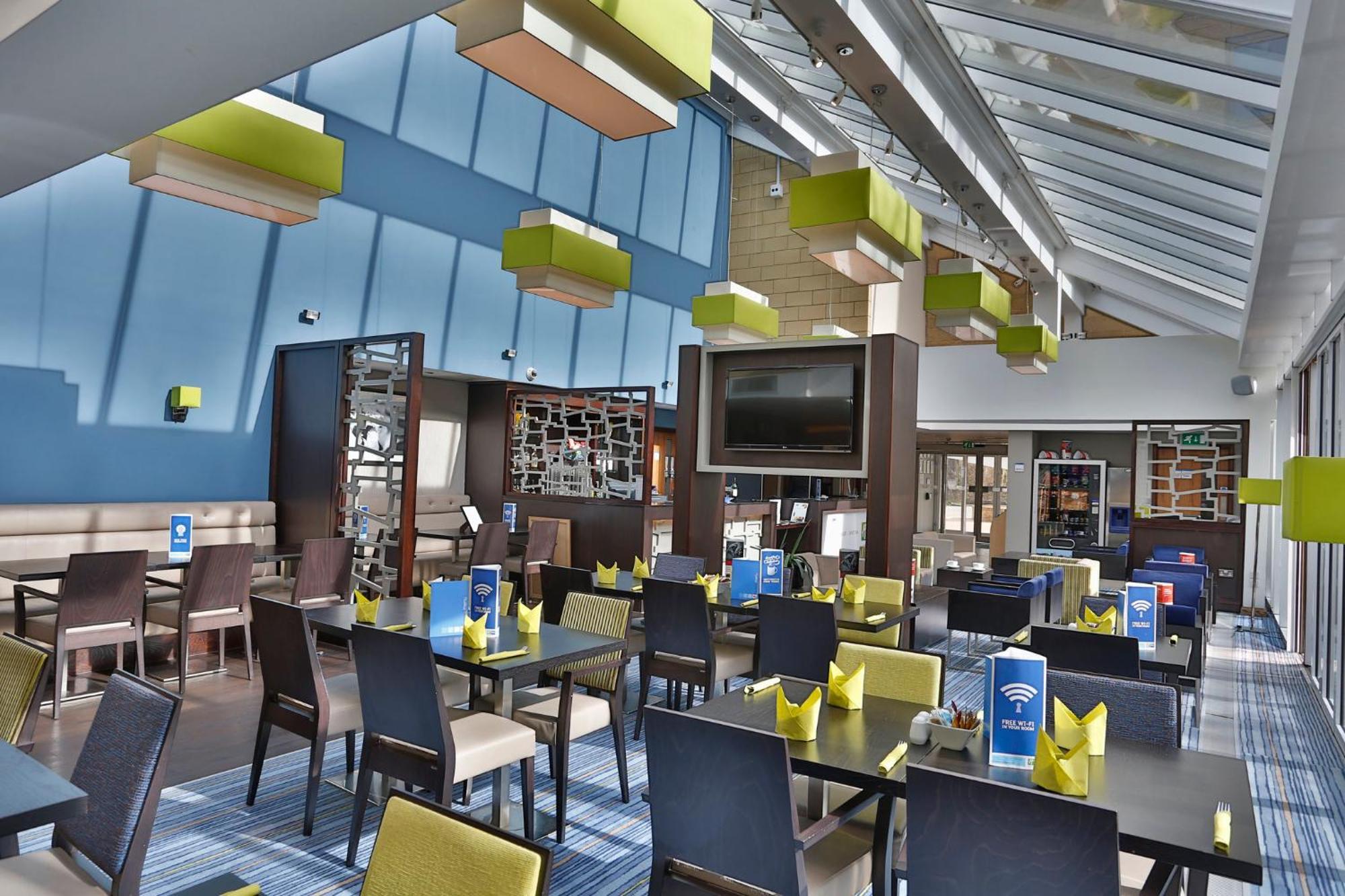 Holiday Inn Express Windsor By Ihg Ngoại thất bức ảnh