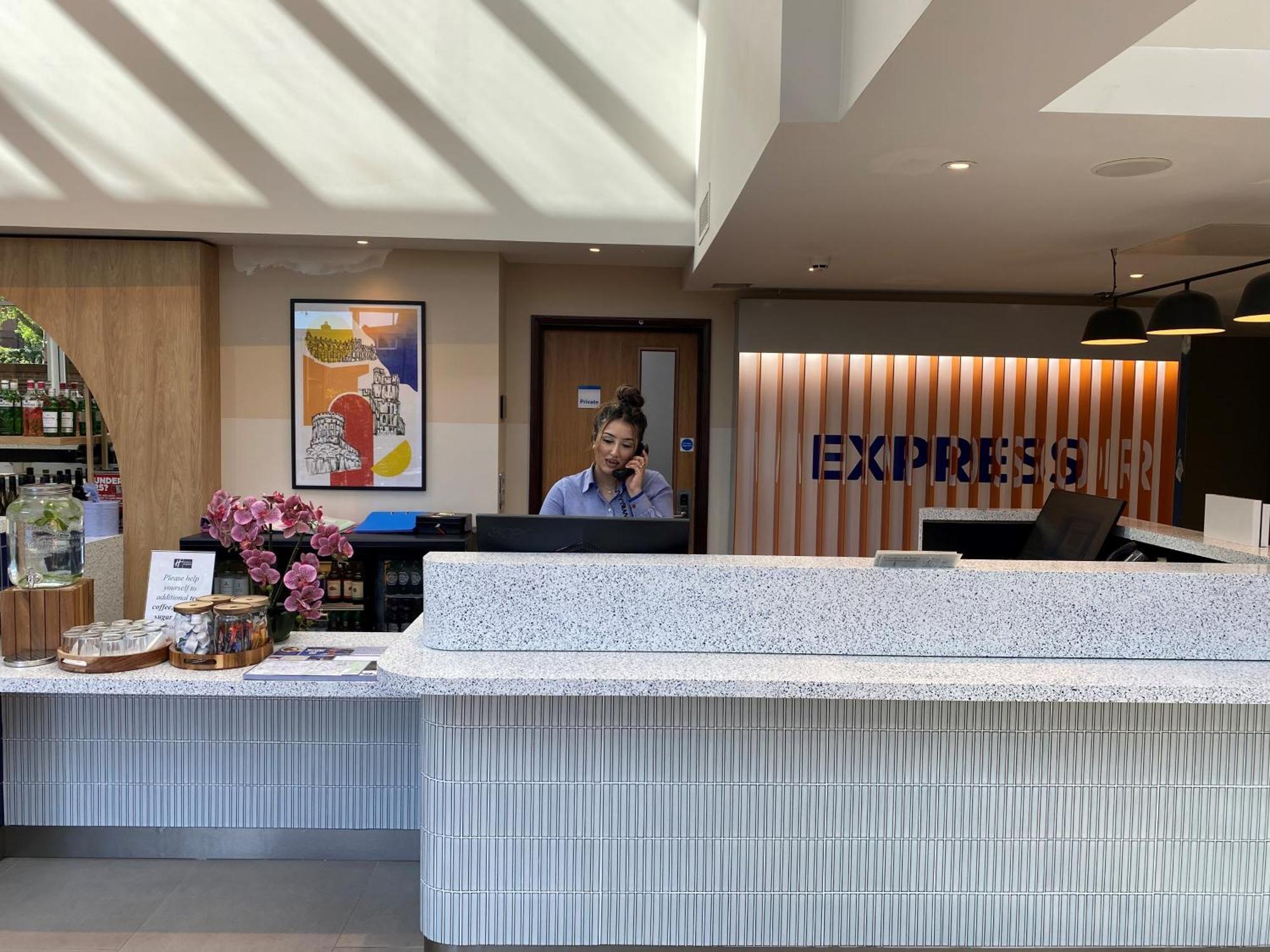 Holiday Inn Express Windsor By Ihg Ngoại thất bức ảnh
