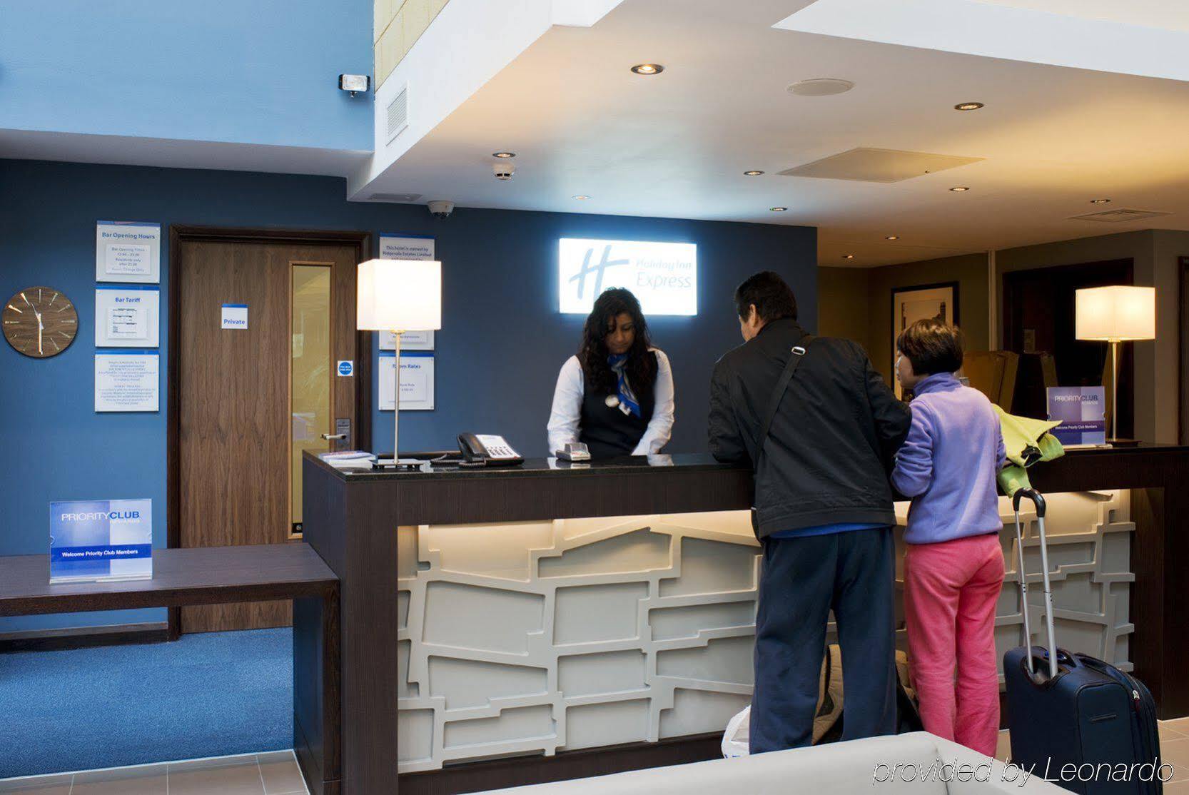 Holiday Inn Express Windsor By Ihg Ngoại thất bức ảnh